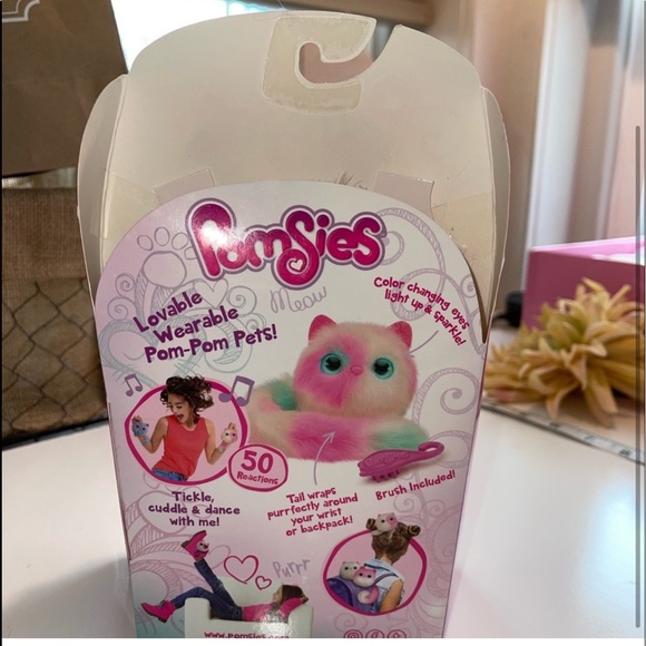 - Pomsies interactive plush wrist toy with brush - Picture 3 of 4